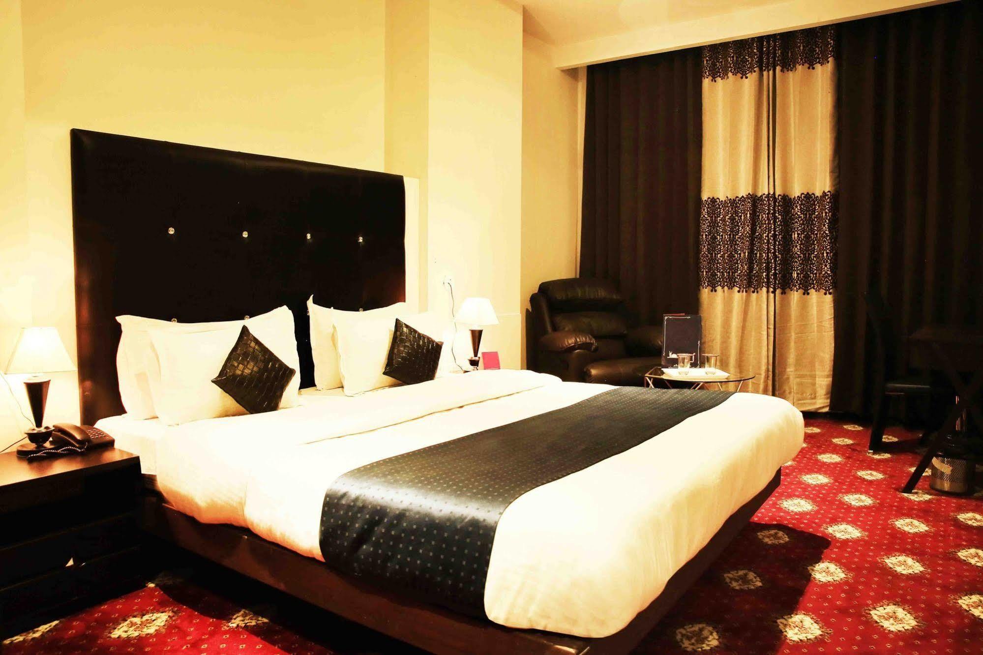 แฟบโฮเต็ล ออร์เบียน มอลล์ โรด Hotel อัมริตสา ภายนอก รูปภาพ